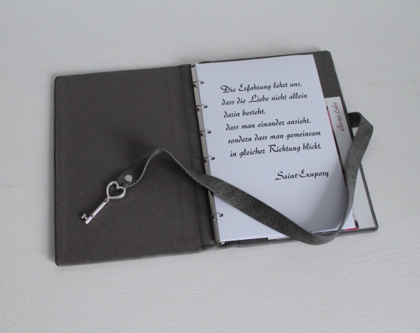 Stammbuch Schlüssel "Herz" aus grauem Nappaleder